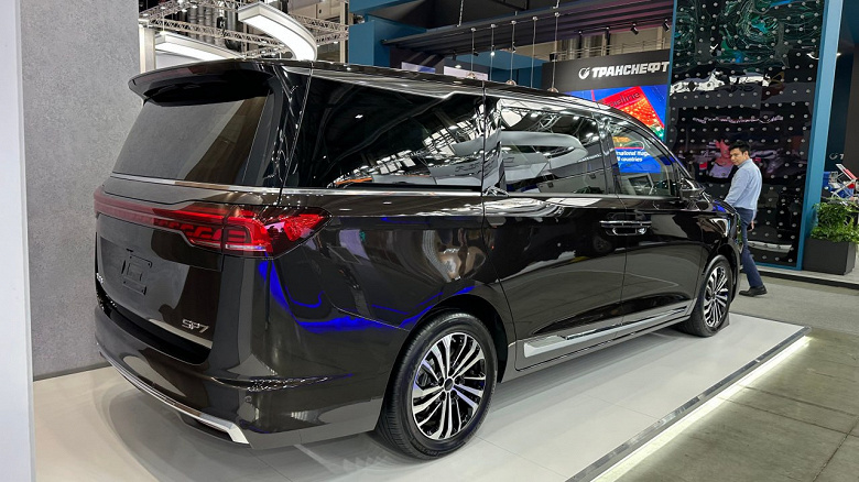 Аналог Toyota Alphard российской сборки с 2,0-литровым мотором и 8-ступенчатым «автоматом» показали в Екатеринбурге: в топовой версии Sollers SP7 четыре места и богатое оснащение